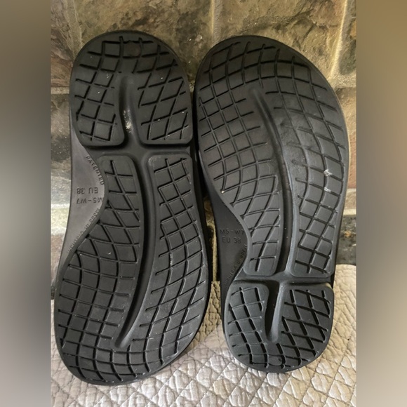 OOFOS slip on Recovery Slides Men’s size 5 /women’s size 7. EXCELLENT CONDITION - Picture 3 of 4
